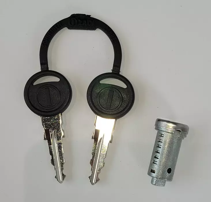 Lukkopesä+avainsarja Zadi 9003, 1 pesä, 2 avainta - Ovien ja luukkujen osat - 23747 - 1